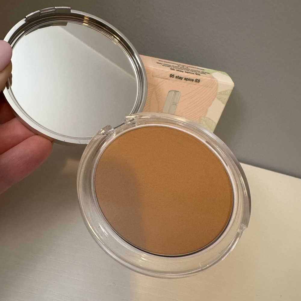 Clinique Stay-Matte Sheer Pressed Powder - Picture 5 of 7